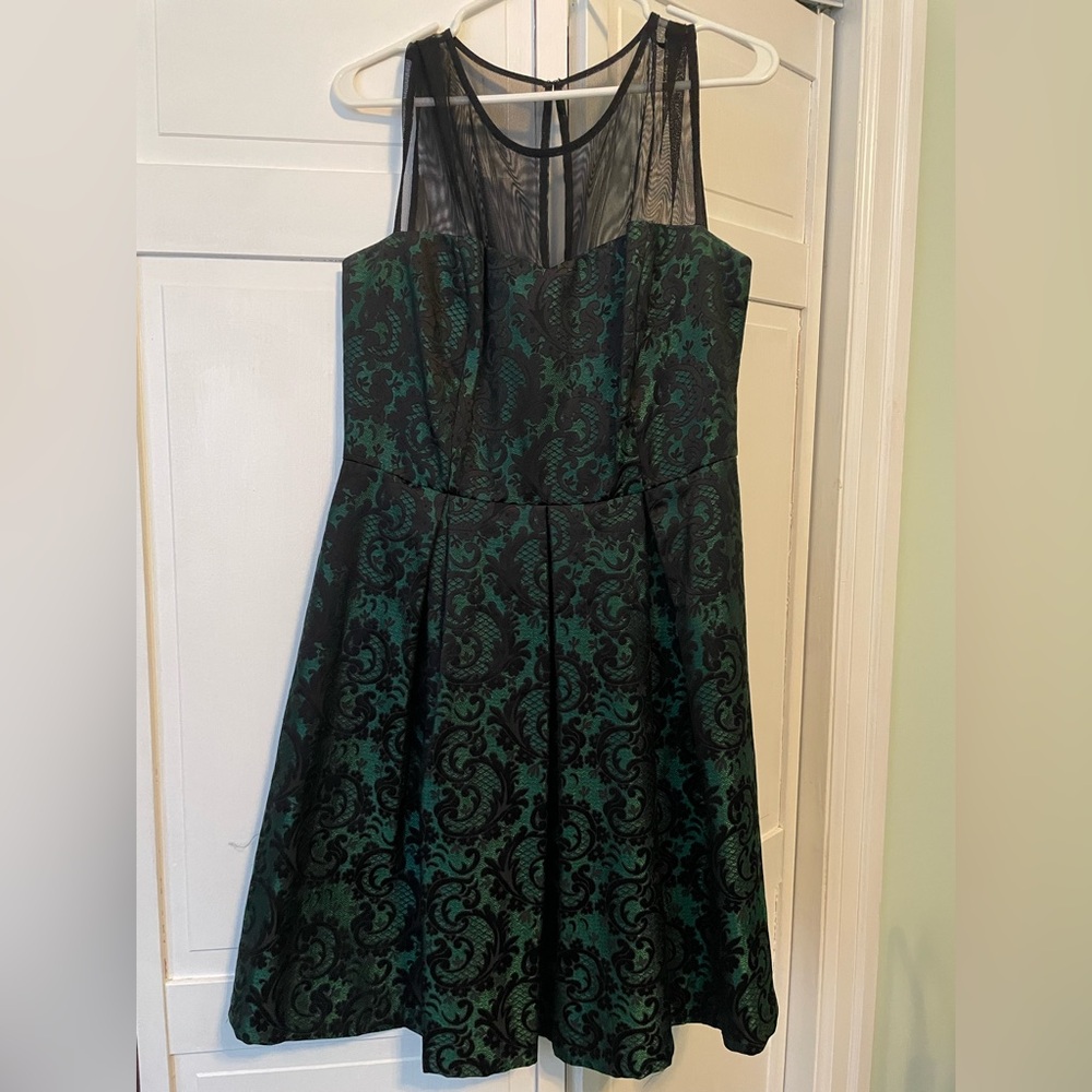 Elegant Green and Black Sleeveless Dress